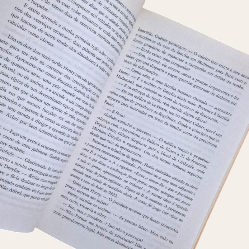 O Oficial e o Espião